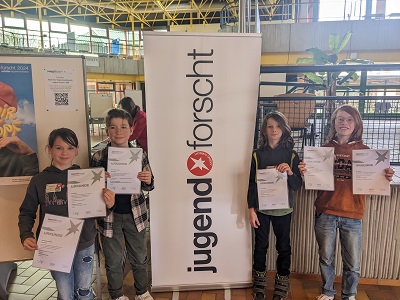 Vier Schüler*innen vom SFZ Angebot des Gymnasium Oesede beim Jugend forscht Regionalwettbewerb in Diepholz